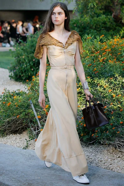 Look 10